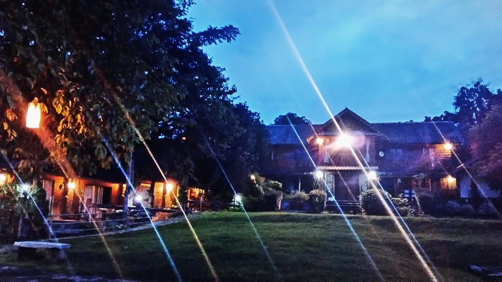 The Local Story Resort Ban Mon Talaeng Екстериор снимка