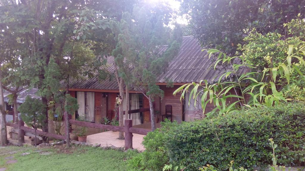 The Local Story Resort Ban Mon Talaeng Екстериор снимка