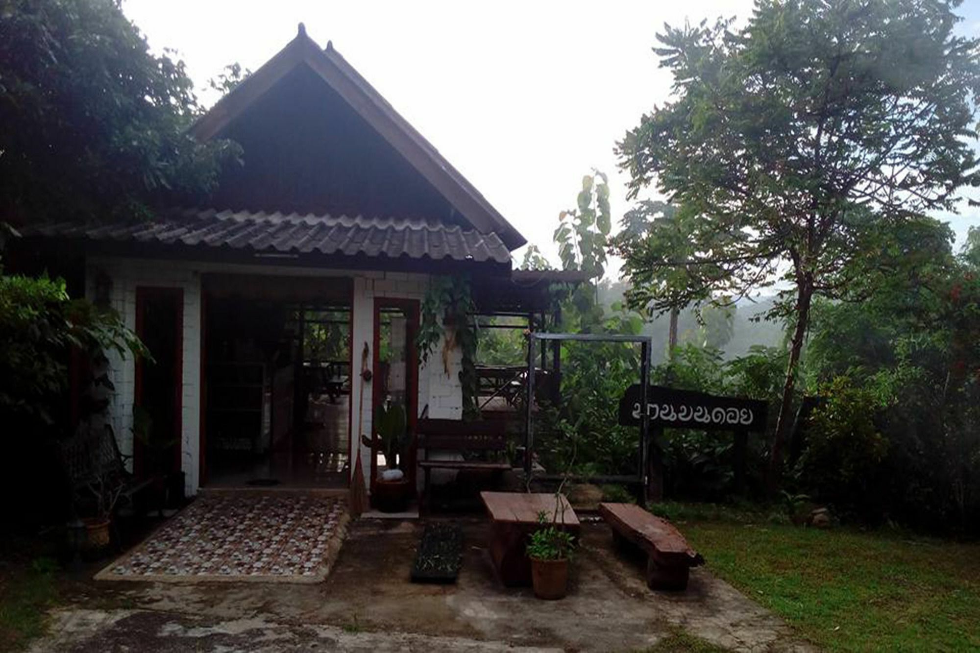 The Local Story Resort Ban Mon Talaeng Екстериор снимка