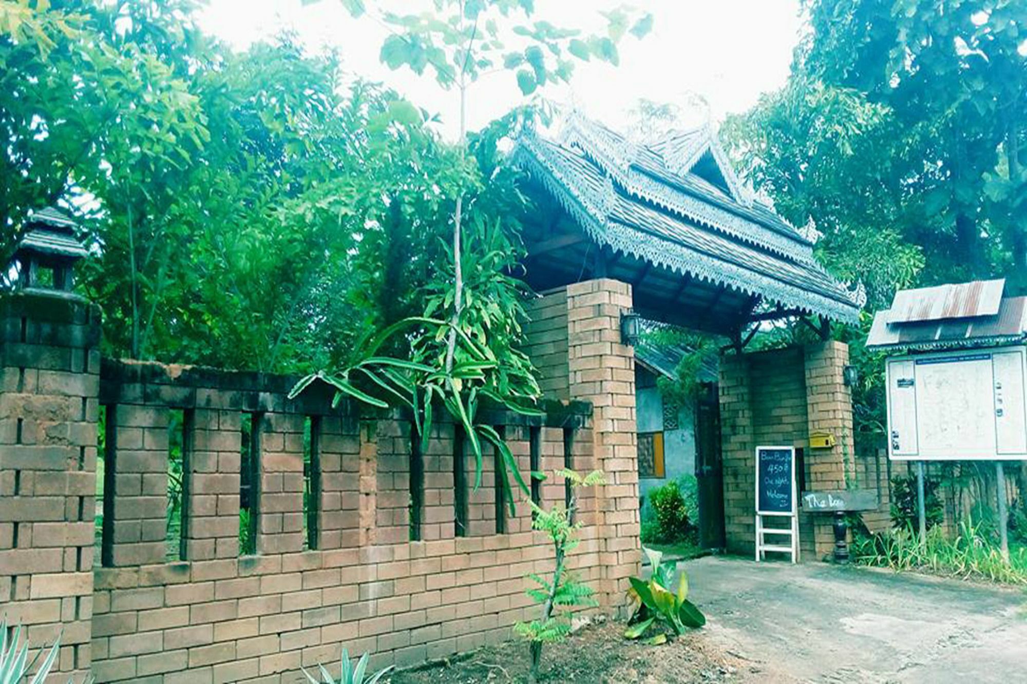 The Local Story Resort Ban Mon Talaeng Екстериор снимка