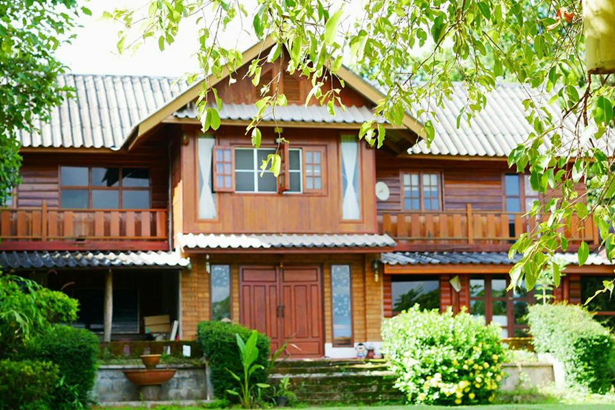 The Local Story Resort Ban Mon Talaeng Екстериор снимка