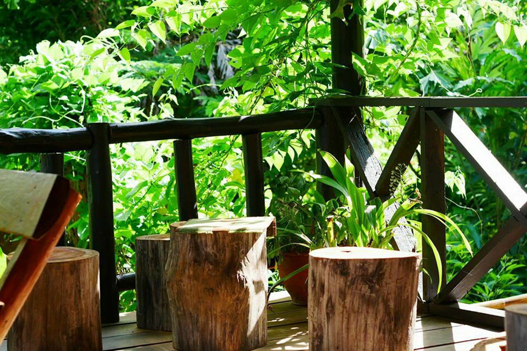 The Local Story Resort Ban Mon Talaeng Екстериор снимка