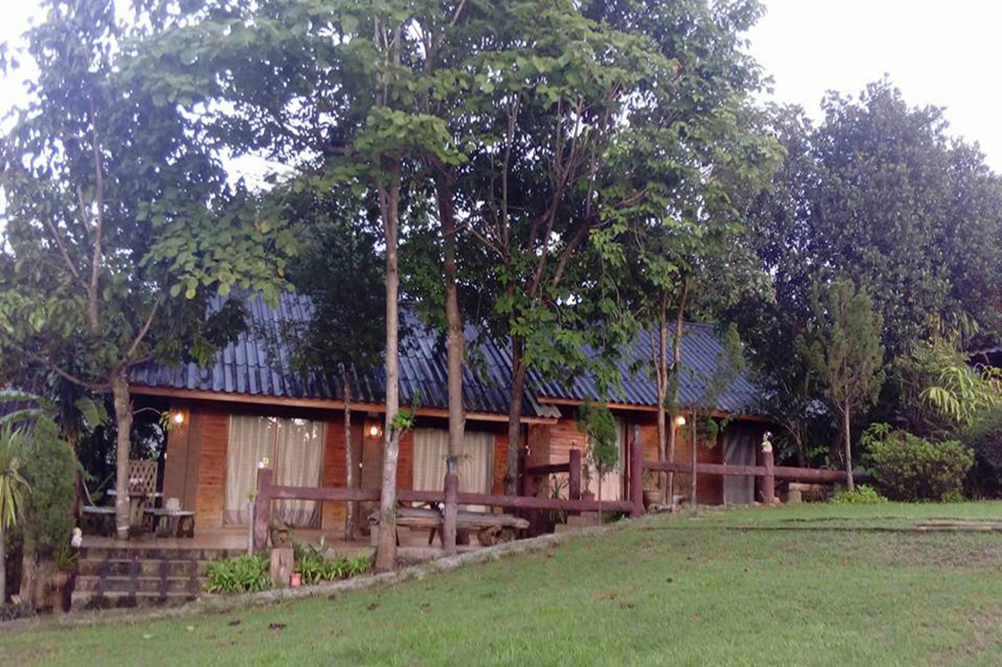 The Local Story Resort Ban Mon Talaeng Екстериор снимка