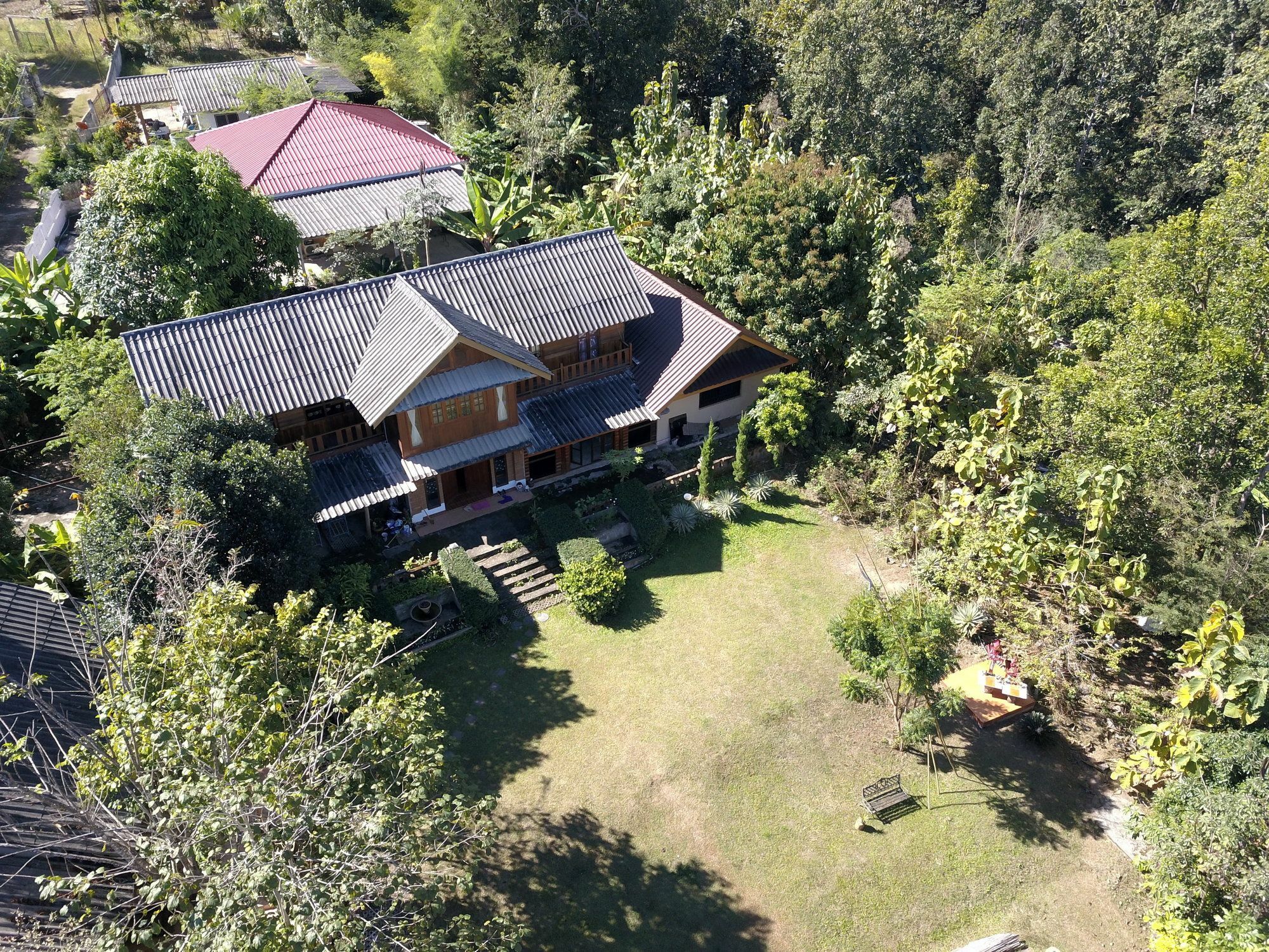 The Local Story Resort Ban Mon Talaeng Екстериор снимка